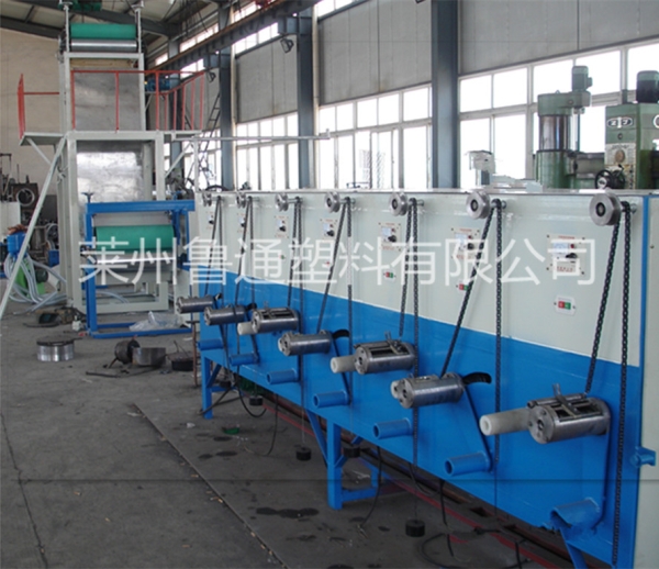 塑料網(wǎng)狀撕裂膜拉絲機(jī)器